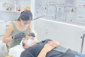 Khách hàng đang được tiêm Meso tại spa Hạnh Hí